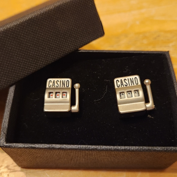 These beautifully crafted cufflinks will be sure to draw attention - Picture 2 of 4